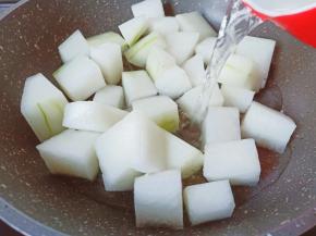 冬瓜稍微炒软后加水烧汤。