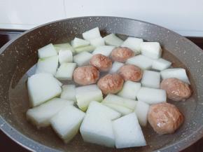 大火烧开后改小火慢煮。