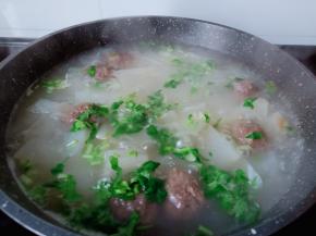 再加入少许香菜碎进行点缀，就可以上桌享用了。