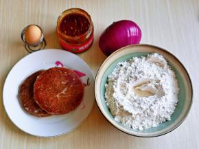 准备食材，酵母粉放在面粉的中间，再加入白糖。