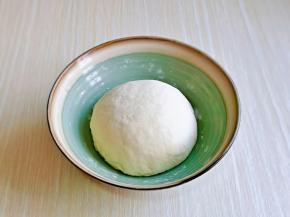 再揉成面团，盖上保鲜膜进行发酵。(注意保持面团的湿度)