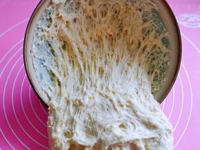 取出发酵好的面团，蜂窝状，如图，揉圆排气。