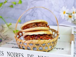 把饼从中间片开，加上肉丝即可食用。