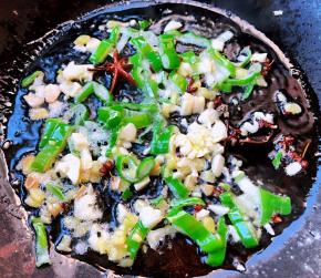 锅中倒入底油加热放入花椒、八角炸香再发入葱姜蒜爆香