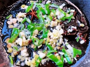 锅中倒入底油加热放入花椒、八角炸香再发入葱姜蒜爆香