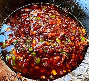 放入调味料料酒、糖、一品鲜酱油、蚝油炒炒匀炒出香味