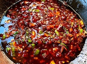 放入调味料料酒、糖、一品鲜酱油、蚝油炒炒匀炒出香味