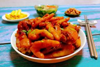 麻辣鸡爪即是下酒佳肴又是追剧完美的小吃伴侣