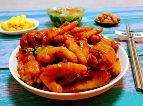 麻辣鸡爪即是下酒佳肴又是追剧完美的小吃伴侣