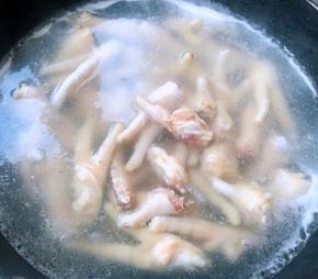 鸡爪剁成块状放入开水中焯水至鸡爪变色去除血水和杂质后立即放入冷水中过凉多冲洗几遍沥干水份