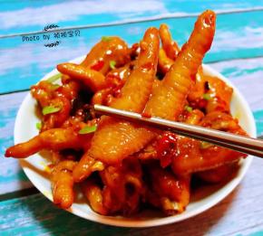 鸡爪入口麻辣香浓口感劲道十足