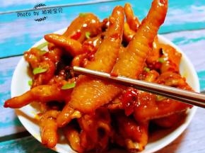 鸡爪入口麻辣香浓口感劲道十足
