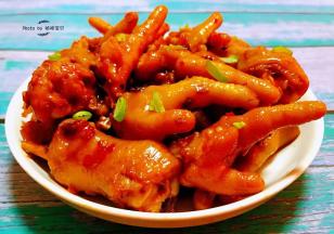 美味诱人的麻辣鸡爪装入盘中撒上香葱粒就大功告成了