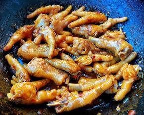 炖至汤汁快收干时即可出锅享用