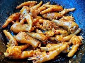 炖至汤汁快收干时即可出锅享用