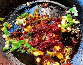 放入郫县豆瓣酱炒匀