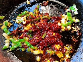 放入郫县豆瓣酱炒匀