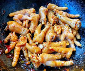 鸡爪炒至均匀的裹上料汁