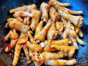 鸡爪炒至均匀的裹上料汁