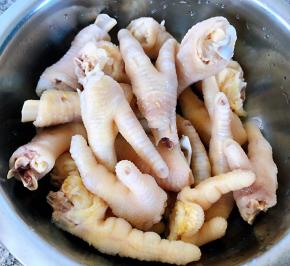 处理干净的鸡爪备用