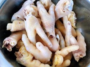 处理干净的鸡爪备用
