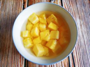 菠萝切块，淡盐水寖泡十五分钟。