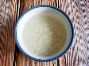 糯米和大米混合洗净，寖泡半小时。