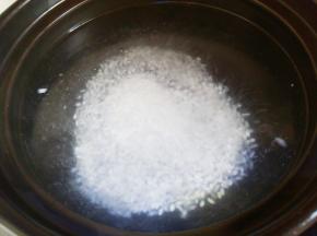 砂锅里装水烧开，下如泡好的米。