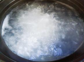 中途用勺搅动几次，防沾锅。