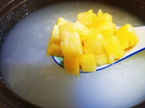 米熬制粘稠，放菠萝块煮十分钟。