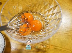 三个蛋黄，如果蛋清过敏一定要把蛋清分离干净哦