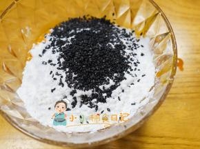 低筋面粉 60g玉米粉 水10g左右 植物油10g 芝麻5g 混合均匀