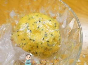 包上保鲜膜静置十五分钟