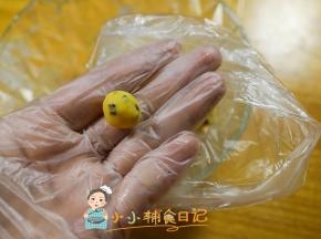 将面团拿出来一个个搓成这样的圆球，也可以做成长条