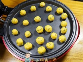 小火锅预热好放入机器盖上盖子烘烤20-30分钟，变硬变脆就可以了