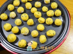 做好了自己捏一下，如果是一般的平底锅烧热以后关火放入圆球盖上盖子烘十分钟，然后继续开火半分钟再关火一直反复直到饼干做熟为止，烤箱的话170度烤15分钟左右即可