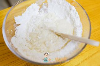 普通面粉加入前面混合好的液体搅拌成无干粉的状态