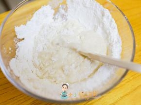 普通面粉加入前面混合好的液体搅拌成无干粉的状态