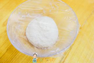 揉成这样不沾手的面团包上保鲜膜冰箱冷藏一夜