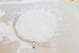 不要排气 撒点面粉直接擀开