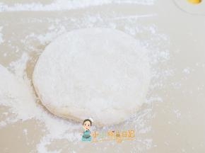 不要排气 撒点面粉直接擀开