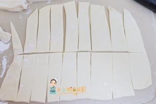 擀成这样的长方形薄片然后切条