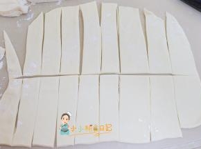 擀成这样的长方形薄片然后切条