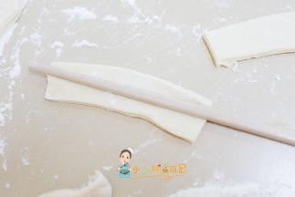 用筷子沾水把两个长方形叠在一起，再用筷子压一下