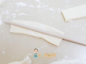 用筷子沾水把两个长方形叠在一起，再用筷子压一下