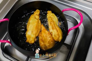 油加入放入一小块面片马上浮起来就是油温达到了，小火炸，一定要用筷子不停的拨弄这样才能膨大的比较好