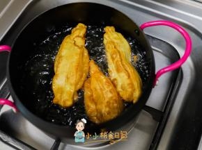 油加入放入一小块面片马上浮起来就是油温达到了，小火炸，一定要用筷子不停的拨弄这样才能膨大的比较好