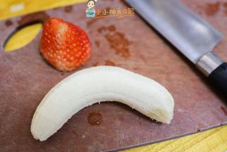 草莓清洗干净，香蕉切小段