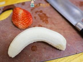 草莓清洗干净，香蕉切小段