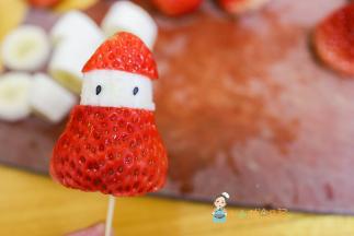 把草莓去顶用棍子插起来固定，芝麻做眼睛